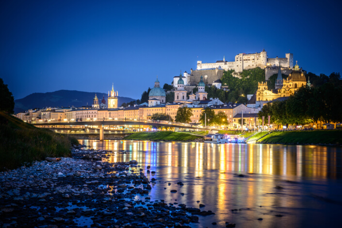 Blick vom rechten Salzachufer auf die Salzburger Altstadt mit Festung Hohensalzburg