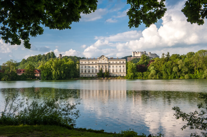 Leopoldkroner Weiher mit Blick auf das Schloss Leopoldskron. Im Hintergrund die Festung Hohen Salzburg.