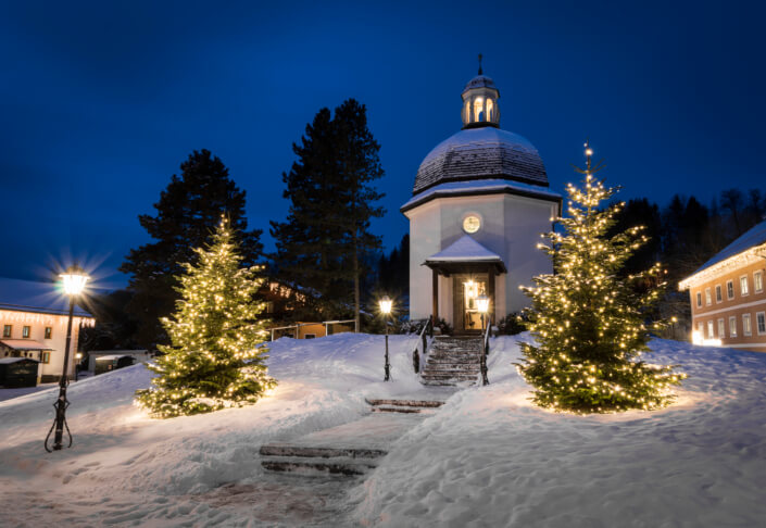 Die Stille Nacht Kapelle im Winter.